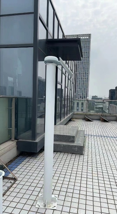 GNSS监测仪在建筑结构旁的现场安装