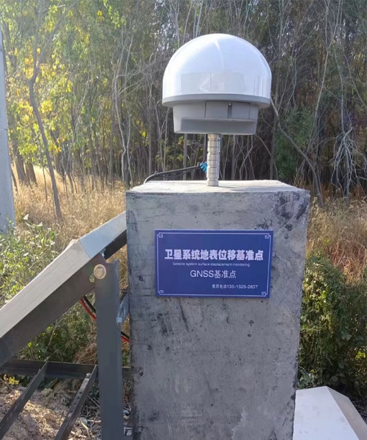 GNSS监测仪在野外边坡测点的安装