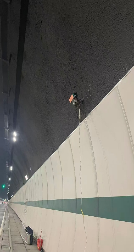 云南某公路隧道侧墙上部的监测仪