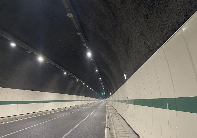 公路隧道纵向通视，侧墙可布设无源靶标